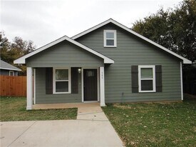 705 W Hull St in Denison, TX - Building Photo
