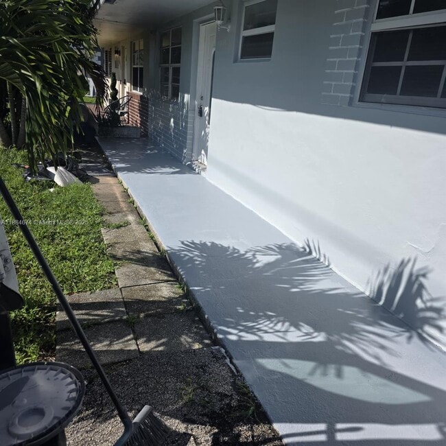 1951 SW 70th Way in North Lauderdale, FL - Building Photo - Building Photo