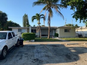 717 NE 10 ST, APT 3 Hallandale, FL 33009 in Hallandale Beach, FL - Building Photo - Building Photo