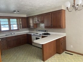 405 E 3rd St in Lamar, MO - Building Photo