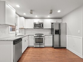 137 W 8th St, Unit #1 Apartamentos