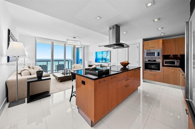 6899 Collins Ave in Miami Beach, FL - Building Photo - Building Photo