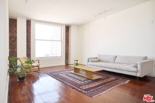 257 S Spring St in Los Angeles, CA - Building Photo