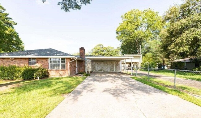 302 Robbie St in Denham Springs, LA - Foto de edificio - Building Photo