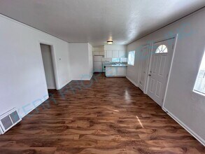 8055 SE Market St in Portland, OR - Foto de edificio - Building Photo