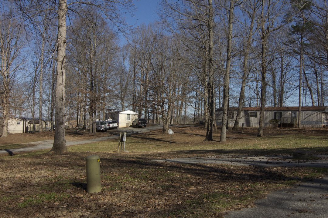 111 Shade Tree Dr in Reidsville, NC - Building Photo