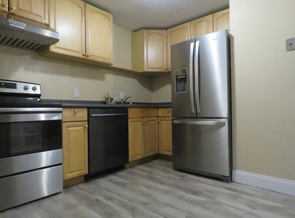7 Wildwood St, Unit 21 in Dracut, MA - Building Photo