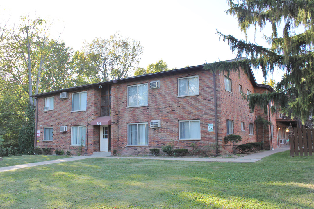 Cedar Lodge in Alton, IL - Building Photo