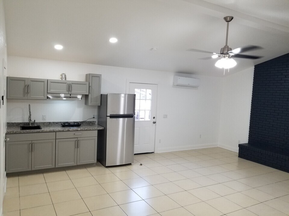 3411 Silverwood Dr, Unit C Large Studio in Orlando, FL - Building Photo