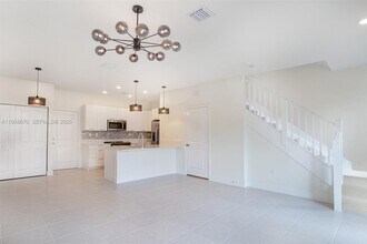 8160 NW 42nd St in Doral, FL - Building Photo - Building Photo