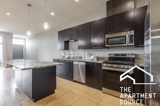 2336 N Lister Ave, Unit 202 in Chicago, IL - Foto de edificio - Building Photo