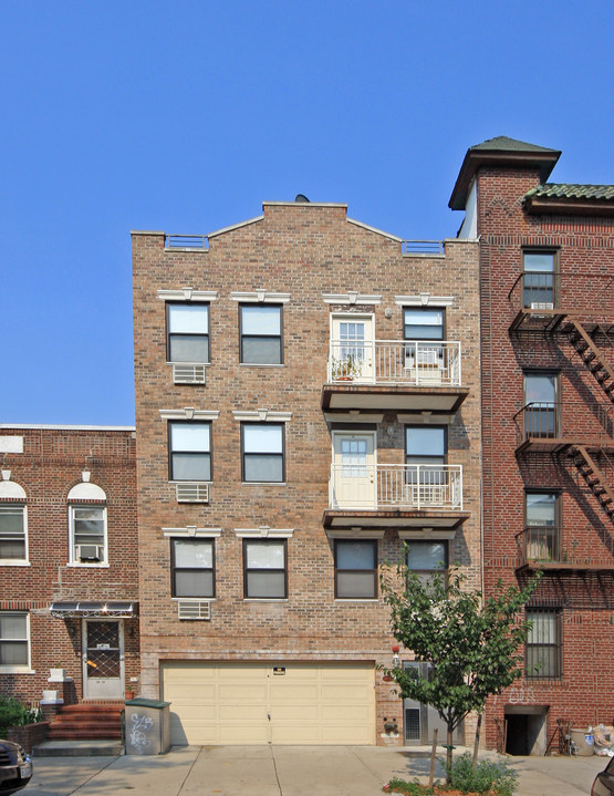 40-18 68th Ave in Flushing, NY - Building Photo