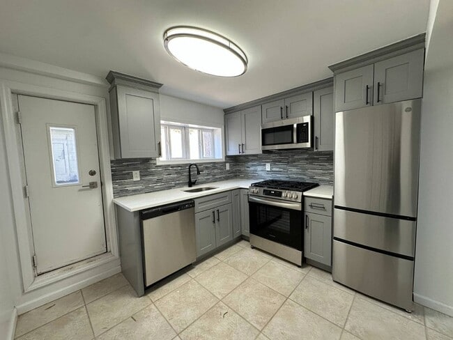 101 Pioneer St in Brooklyn, NY - Foto de edificio - Building Photo