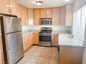 7038 Hillcroft Way in Las Vegas, NV - Building Photo - Building Photo