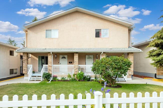 6137 Bowness Rd NW in Calgary, AB - Building Photo - Building Photo