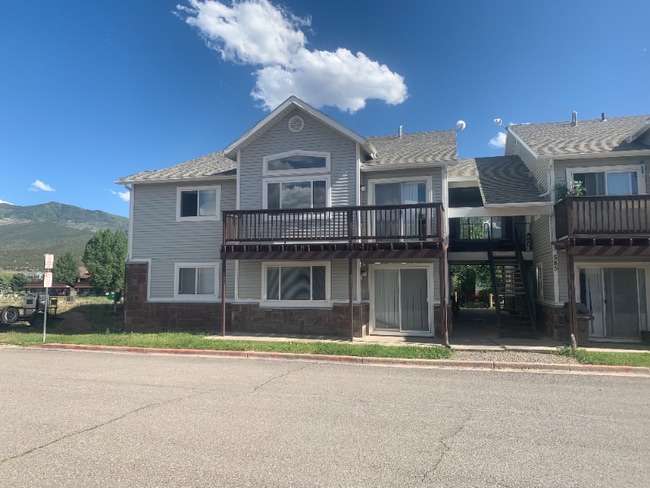 property at 585 Redcliff Cir