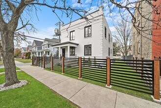 4010 W Warwick Ave-Unit -1 in Chicago, IL - Building Photo - Building Photo