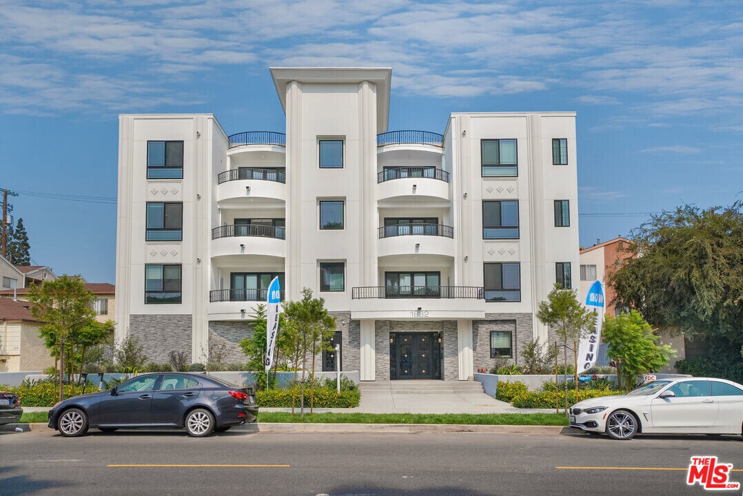 1832 S Barrington Ave in Los Angeles, CA - Building Photo