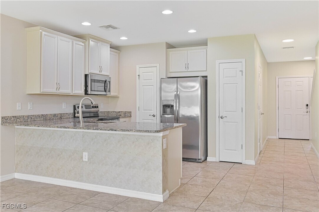 3737 Crofton Court in Ft. Myers, FL - Building Photo