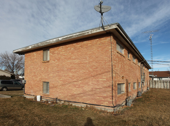 2441 Oakley Ave in Burley, ID - Foto de edificio - Building Photo