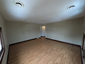 220 S 8th St in Coshocton, OH - Building Photo - Building Photo