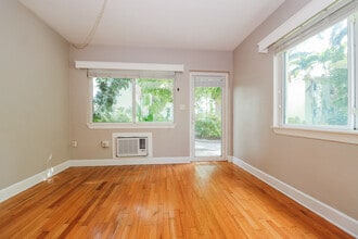 Colony Apartments in St. Petersburg, FL - Building Photo - Building Photo