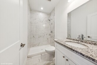226 W 24th St, Unit 2 in Chicago, IL - Building Photo - Building Photo