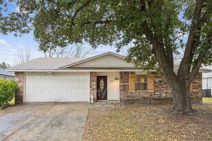 317 E Grenoble Dr in Grand Prairie, TX - Building Photo