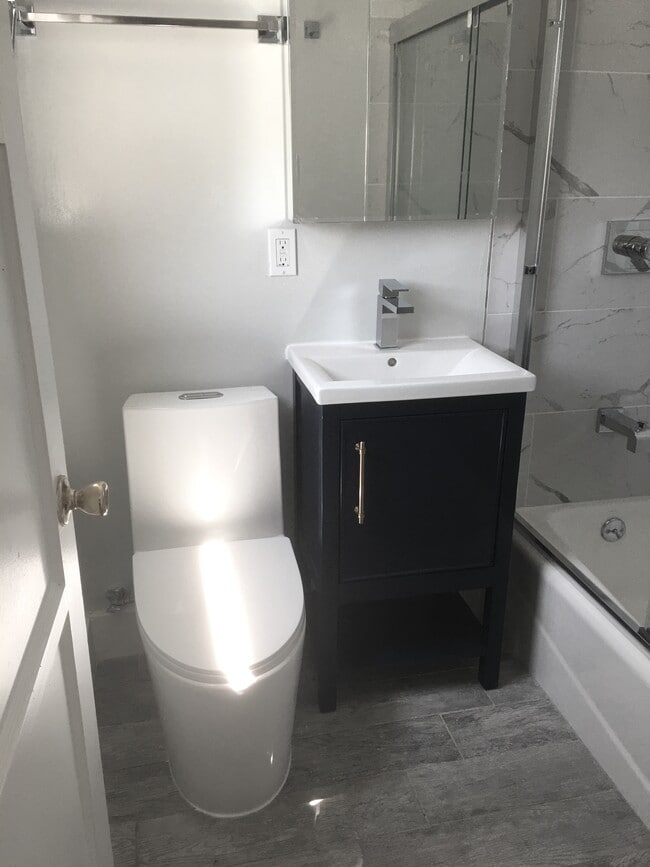 1723 E Erie St, Unit D in Long Beach, CA - Foto de edificio - Building Photo