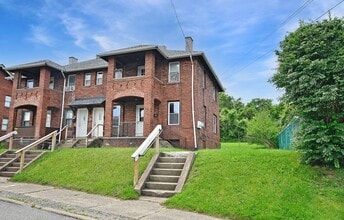 1037 N 6th St, Unit 1037 in Clairton, PA - Foto de edificio - Building Photo