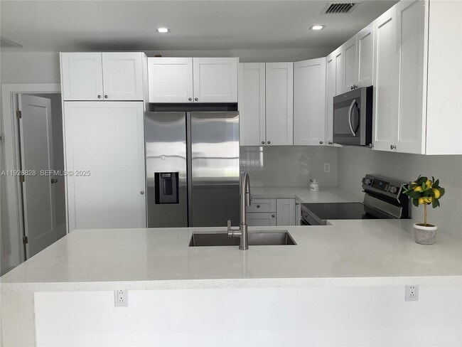 1653 SW 17th Ter in Miami, FL - Foto de edificio - Building Photo