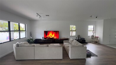 4980 Whispering Way in Davie, FL - Building Photo - Building Photo