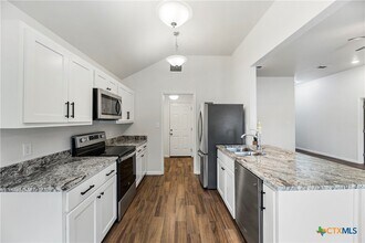 230 Plum St in Luling, TX - Building Photo - Building Photo