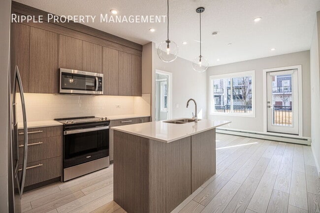 6 Merganser Dr W in Chestermere, AB - Building Photo - Building Photo