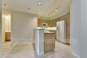1152-1152 Sunset Dr in Kelowna, BC - Building Photo - Building Photo