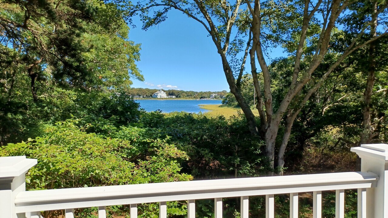 8 Benefit St in Falmouth, MA - Building Photo