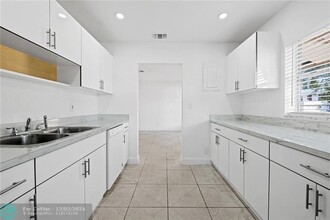 583 NW 17th Pl in Fort Lauderdale, FL - Building Photo - Building Photo