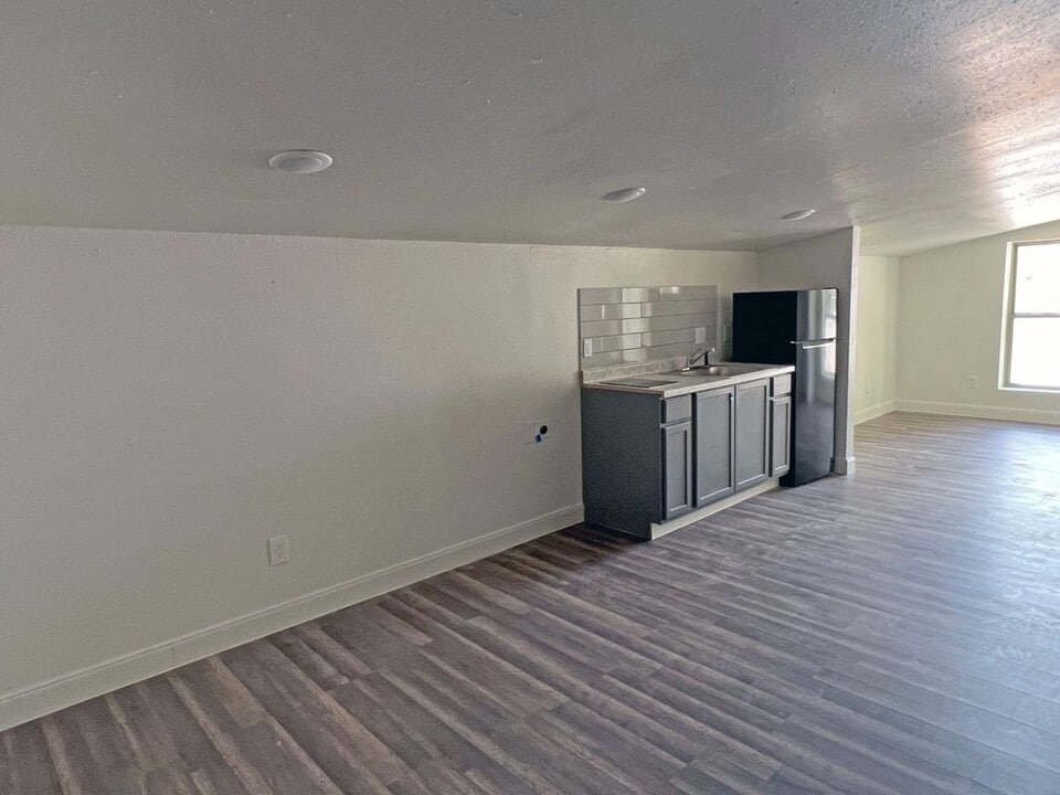 201 Eastwood St in Houston, TX - Building Photo
