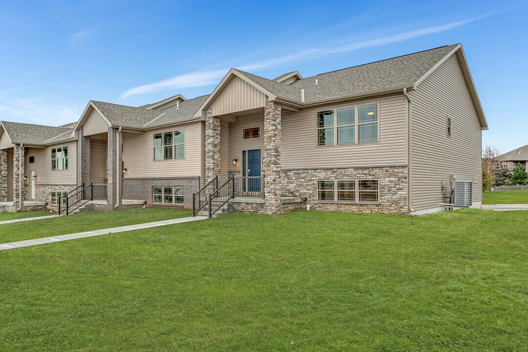8201 Regent Dr in Lincoln, NE - Building Photo