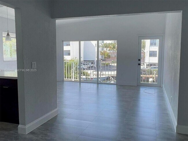 3681 NE 170th St in North Miami Beach, FL - Foto de edificio - Building Photo