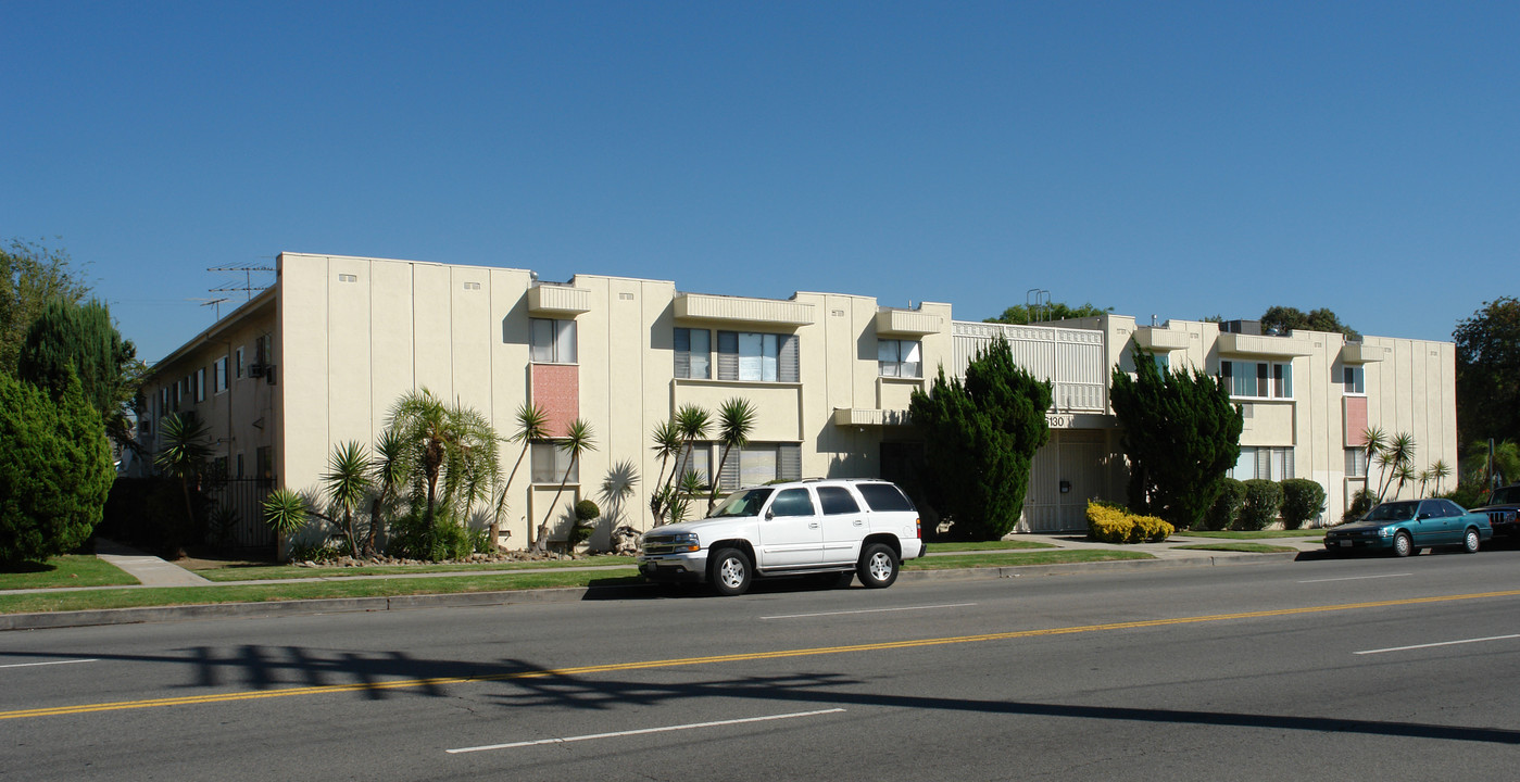 6130 Coldwater Canyon Ave in North Hollywood, CA - Building Photo