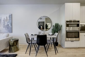 2137 Pelham Dr in Houston, TX - Foto de edificio - Building Photo