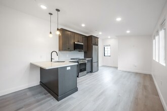126 Adelaide Ave in Providence, RI - Foto de edificio - Building Photo