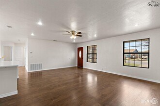 300 E Garden Dr in Iowa Park, TX - Building Photo - Building Photo