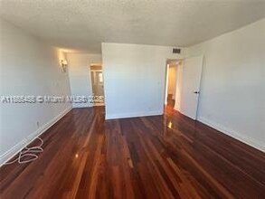 401 Golden Isles Dr in Hallandale Beach, FL - Building Photo - Building Photo