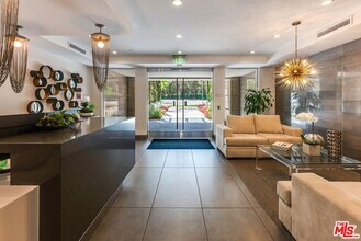 460 N Palm Dr, Unit Main House in Beverly Hills, CA - Building Photo - Building Photo