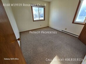 N168W19939-W19939 Ridgeway Ct in Jackson, WI - Foto de edificio - Building Photo