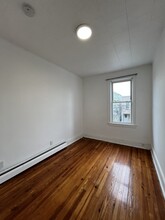 66 W 18th St, Unit 2F in Bayonne, NJ - Foto de edificio - Building Photo