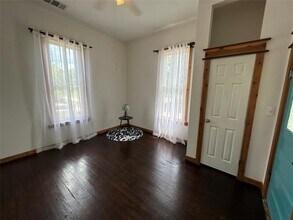 1009 Kimbro St in Taylor, TX - Building Photo - Building Photo