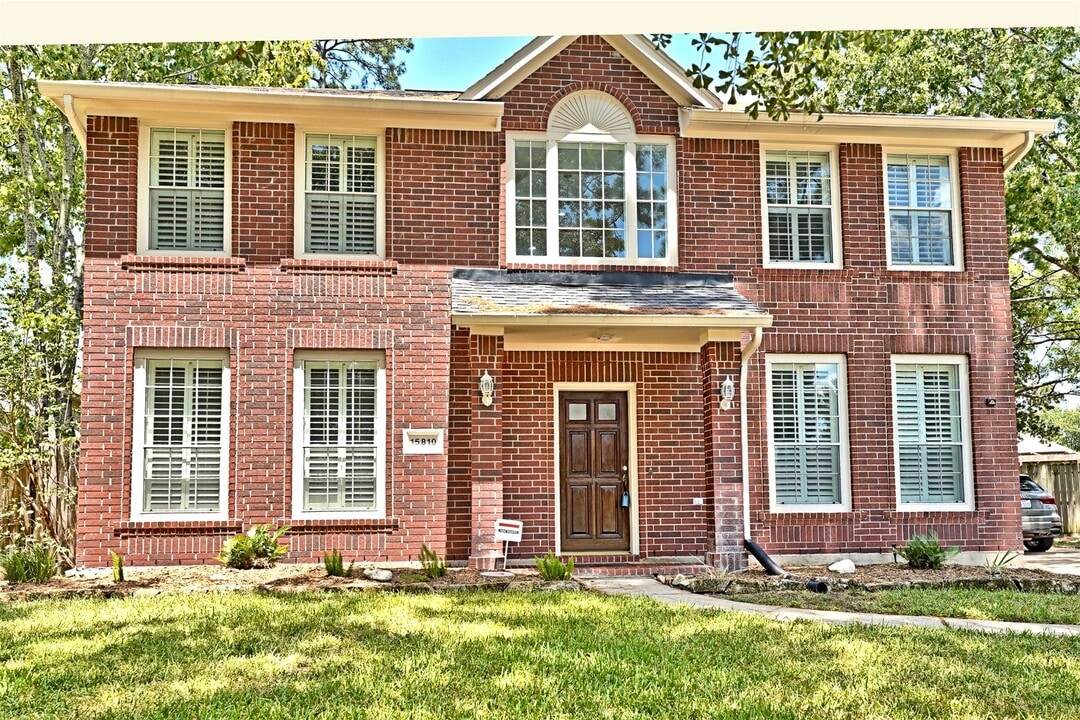 15810 Hollow Rock Dr in Houston, TX - Foto de edificio